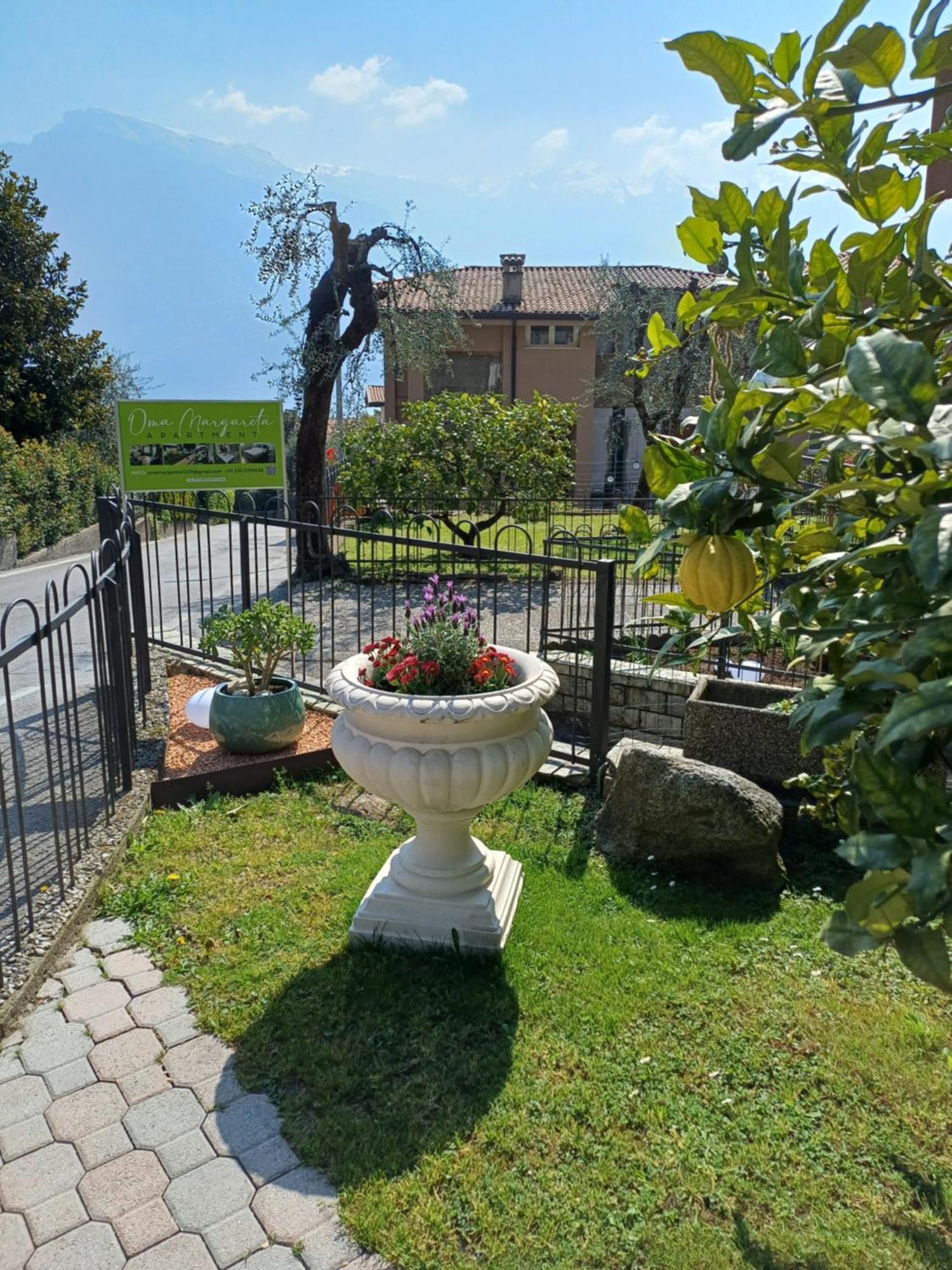 Oma Margareta Apartment Limone sul Garda Exteriör bild